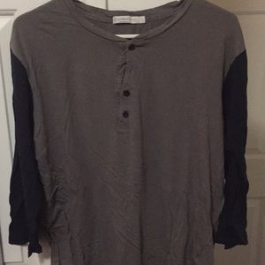 Gray shirt with medium length blue sleeves.